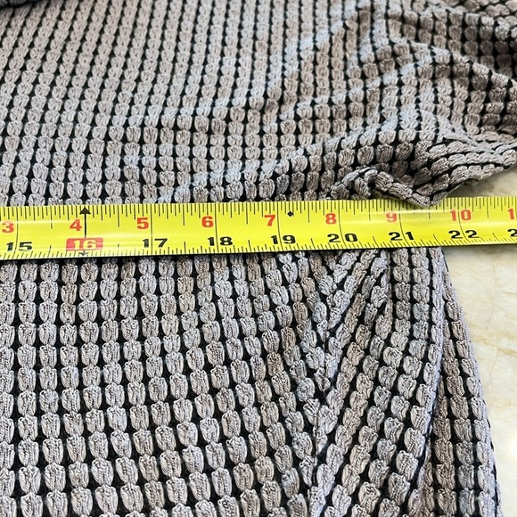 Laila Jayde Textured Cowl Neck Dolman‎ Sleeve Top Gray Beige Black Medium Petite - Picture 7 of 12